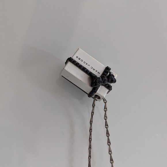 Marc Jacobs Gift Box Necklace - Picture 4 of 4